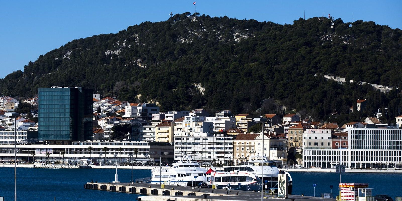 Split: Panoramski pogled na Zapadnu obalu i brdo Marjan