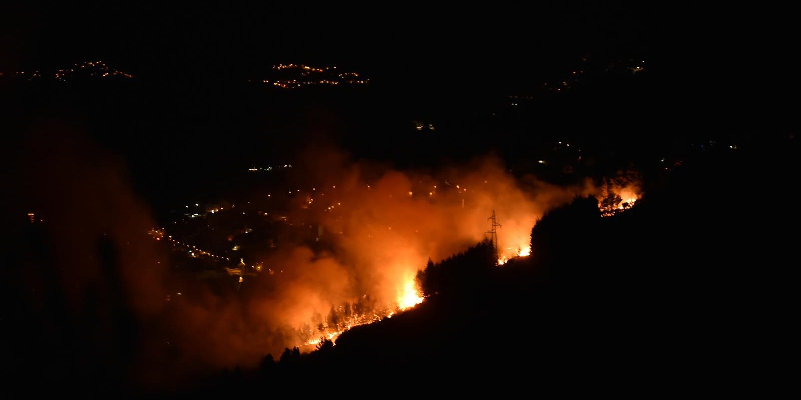 Makarska: Požar u borovoj šumi iznad Super Konzuma, jaka bura otežavala gašenje