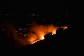 Makarska: Požar u borovoj šumi iznad Super Konzuma, jaka bura otežavala gašenje