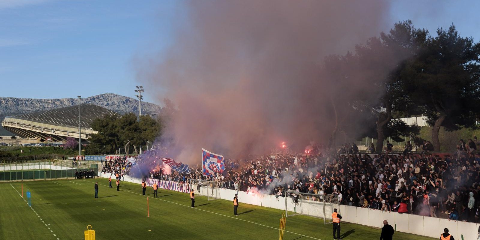Split: Torcida došla na trening Hajduka kako bi dala podršku igračima pred derbi