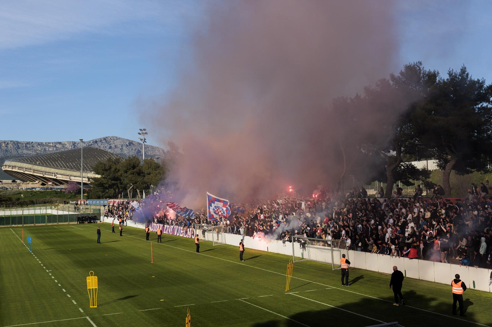 Split: Torcida došla na trening Hajduka kako bi dala podršku igračima pred derbi