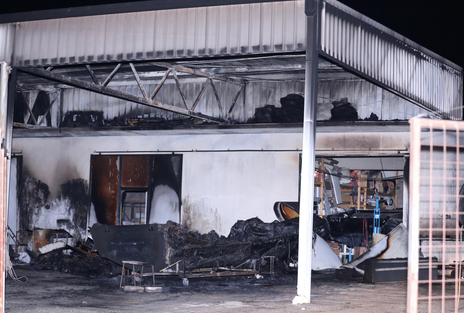 U Kaštel Štafiliću izgorio hangar za brodove, šteta velika