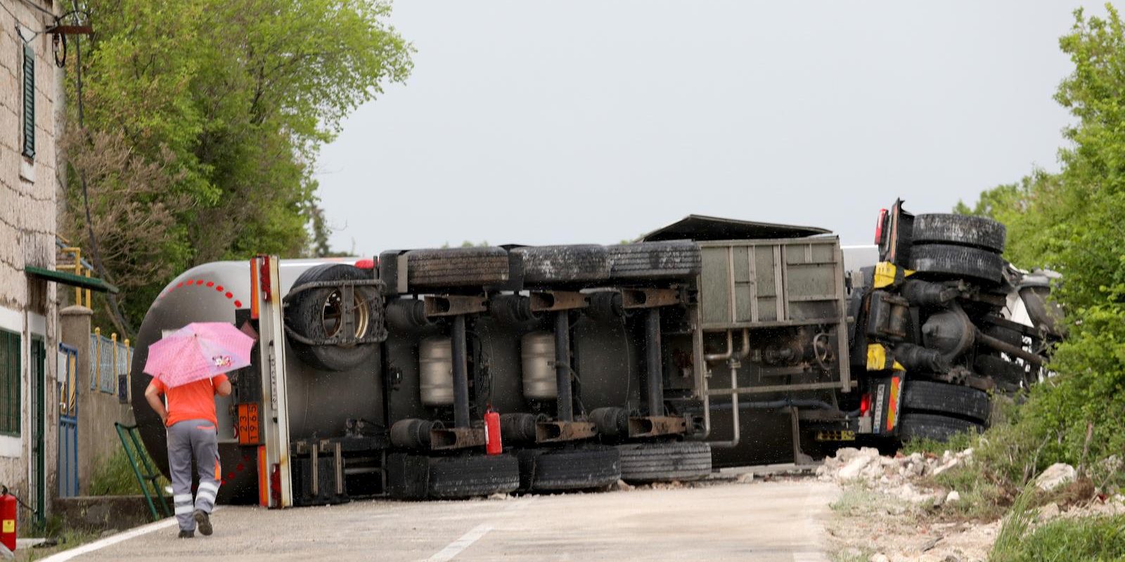 Cisterna se kod Drniša prevrnula i udarila u kapelicu