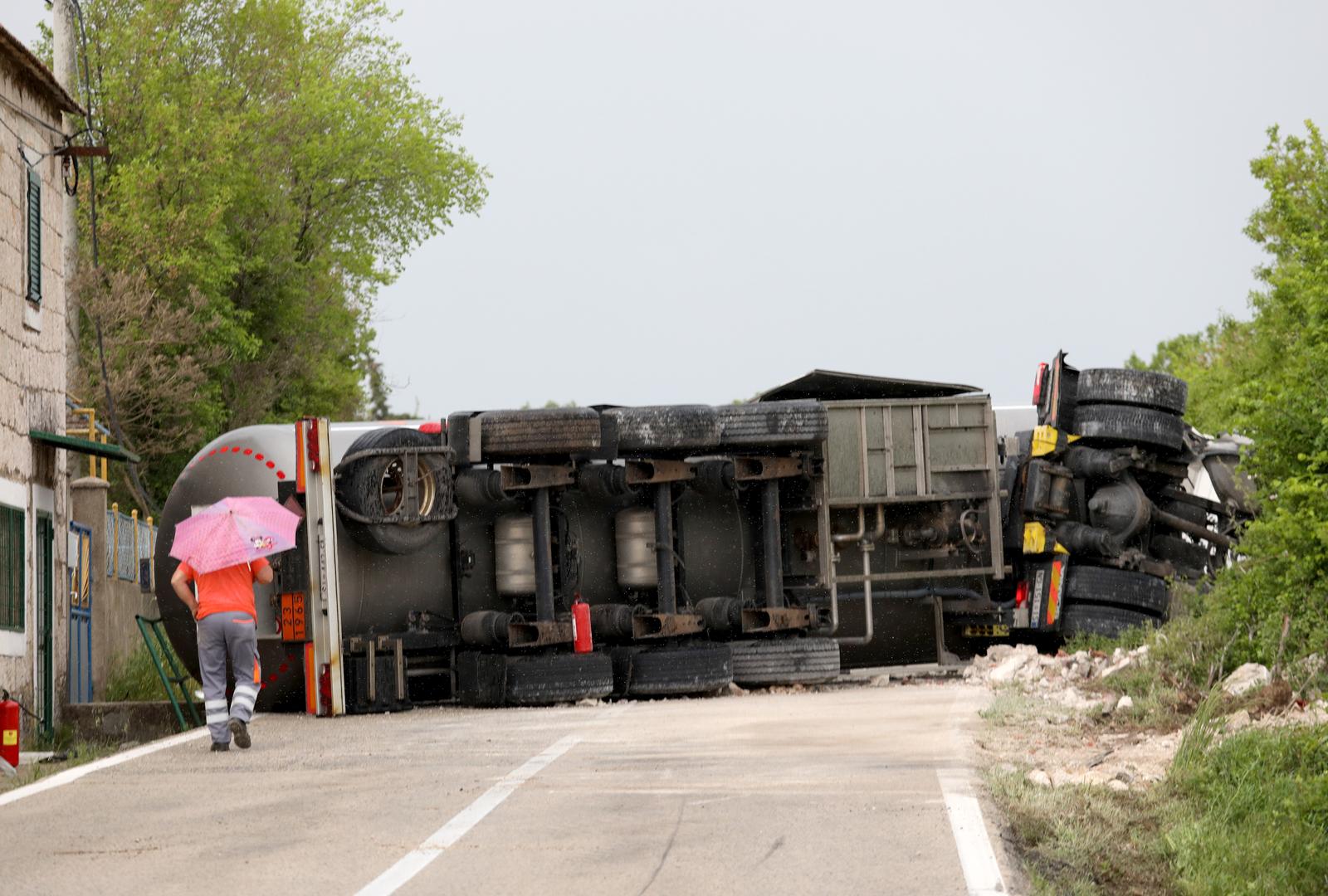 Cisterna se kod Drniša prevrnula i udarila u kapelicu