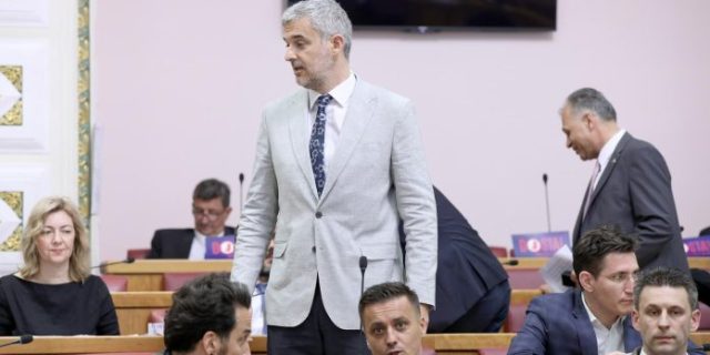 PXL_130522_93441727-696×464
