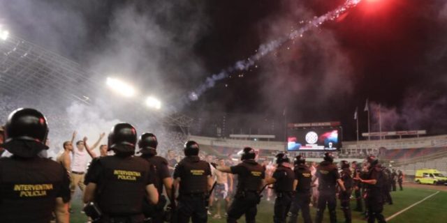 Split: Armada bacala baklje na svečanu ložu. Jedna je uletjela među uzvanike