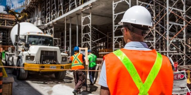 construction-g2f8b3aedf_1280-696×464 (1)