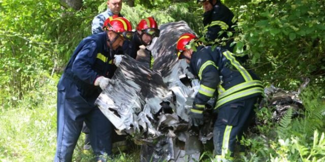 Helikopterom izvučeni dijelovi aviona u kojem su život izgubile četiri osobe