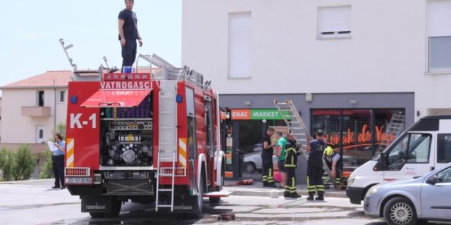 Kaštela: Vatrogasci ugasili požar iznad trgovine Studenac