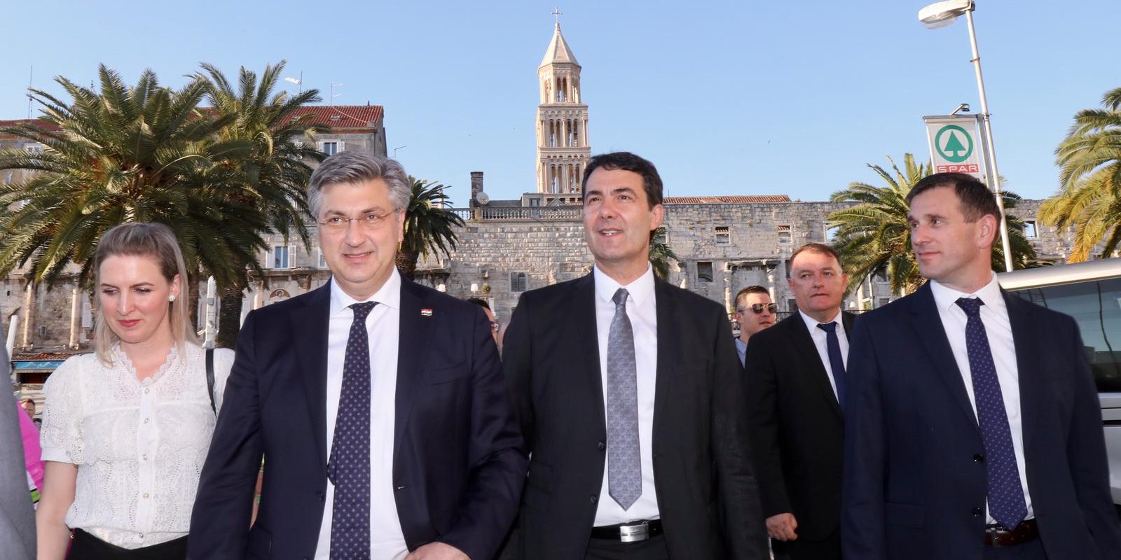 Split: Premijer Andrej Plenković u društvu Zorana Đogaša prošetao je rivom i družio se s građanima
