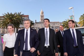 Split: Premijer Andrej Plenković u društvu Zorana Đogaša prošetao je rivom i družio se s građanima