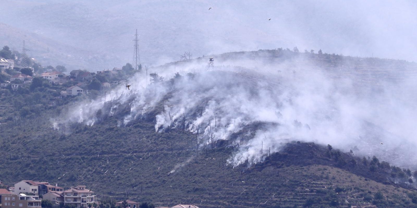Split: Gašenje požara na Žrnovnici iz zraka zbog miniranog i nepristupačnog terena