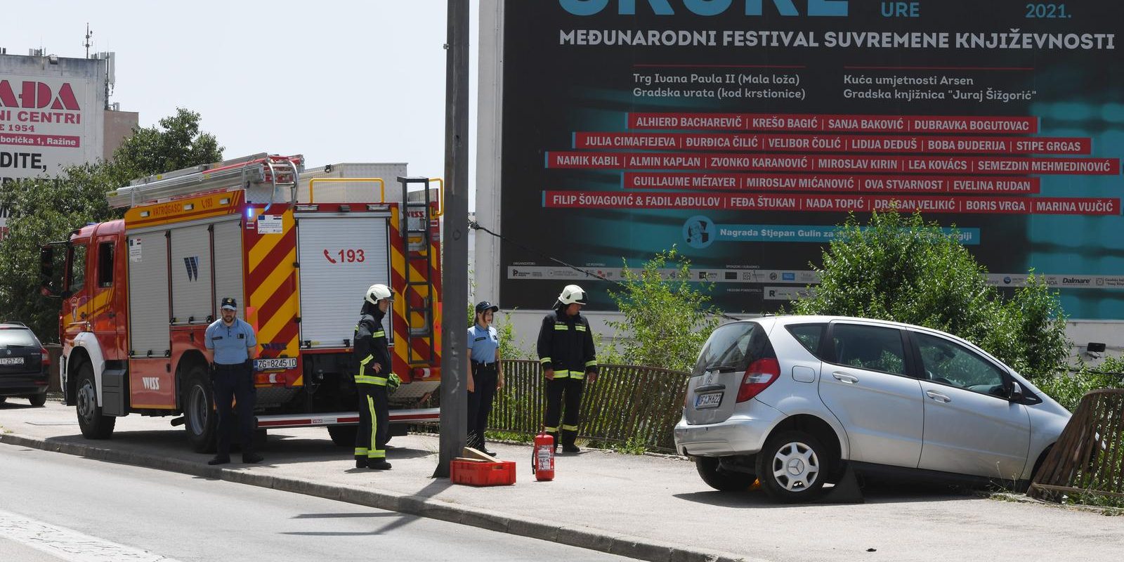 U Šibeniku automobilom probio ogradu i visi iznad provalije