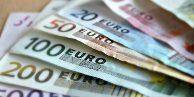 bank-note-209104_1280-696×463