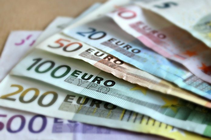 bank-note-209104_1280-696×463