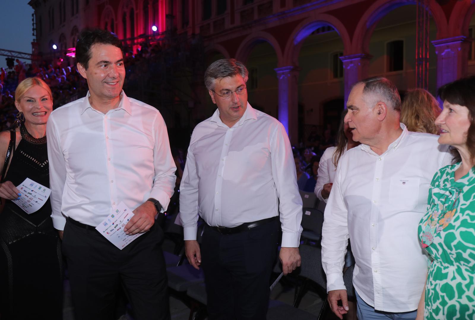Andrej Plenković u društvu Zorana Đogaša prisustvovao završnoj večeri 62. Splitskog festivala