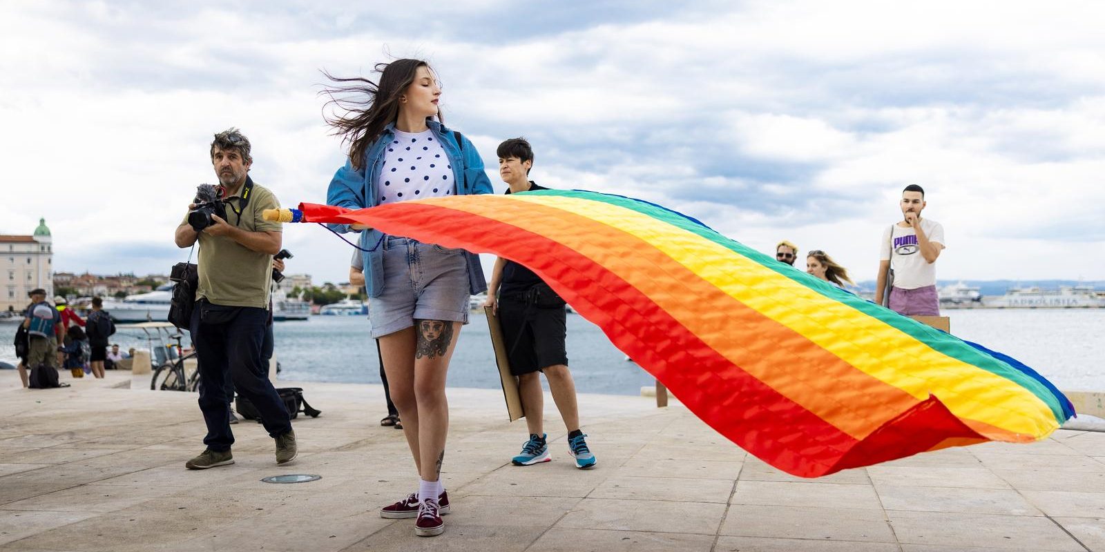 Podizanje Pride zastave kao najava Split Pridea