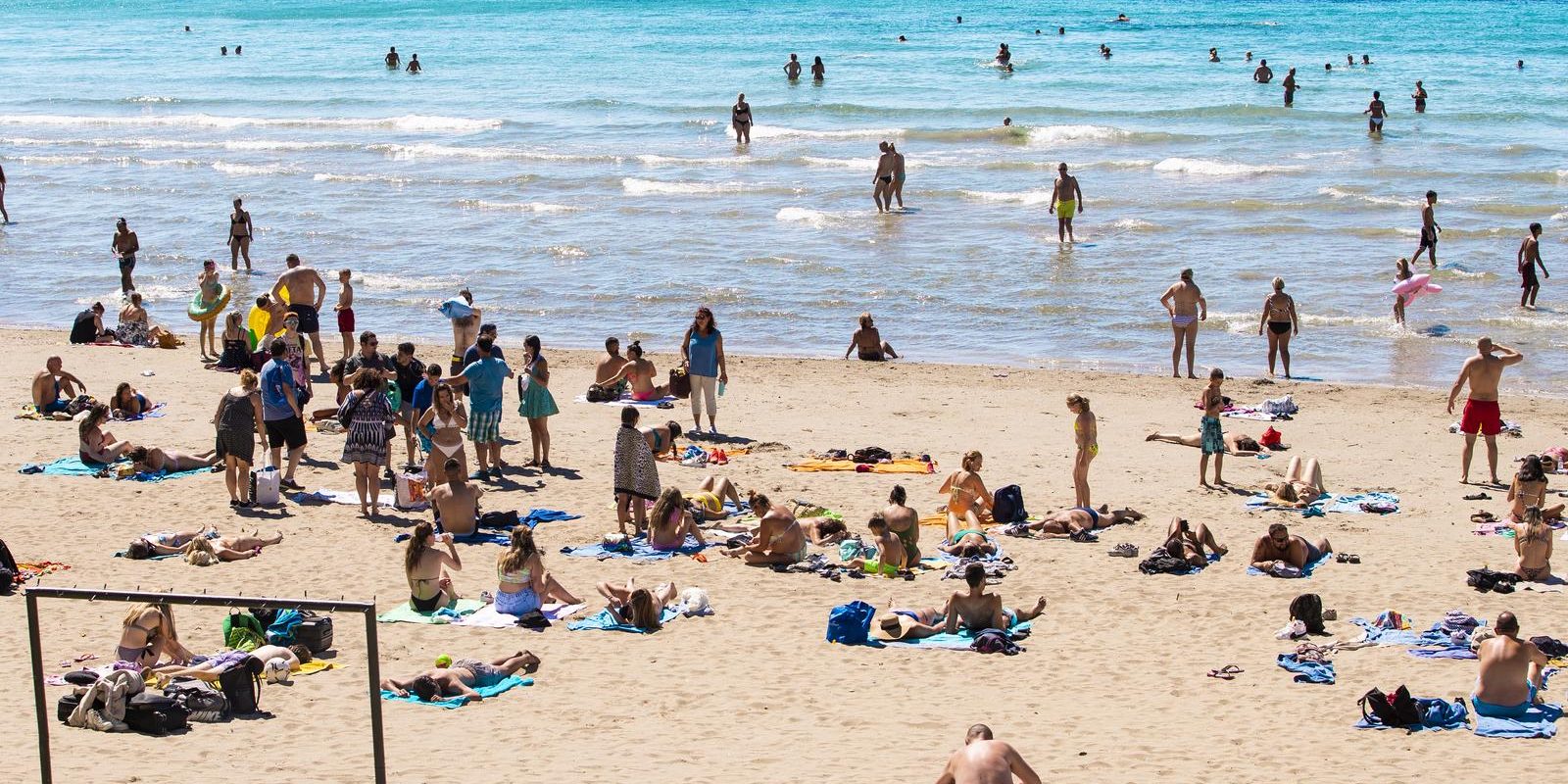 Split: Kupaći na Bačvicama odmaraju u sunčanom danu