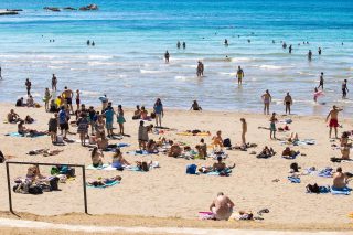 Split: Kupaći na Bačvicama odmaraju u sunčanom danu