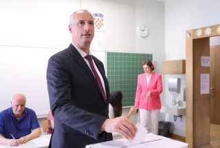 Split: Ivica Puljak u društvu supruge stigao na glasačko mjesto