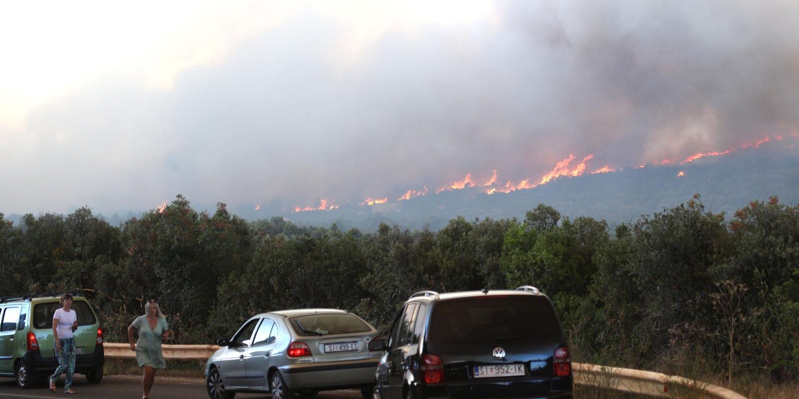 Putnici kod Zatona ne mogu dalje svojim vozilima zbog velikog požara, čekaju ishod i otvaranje ceste