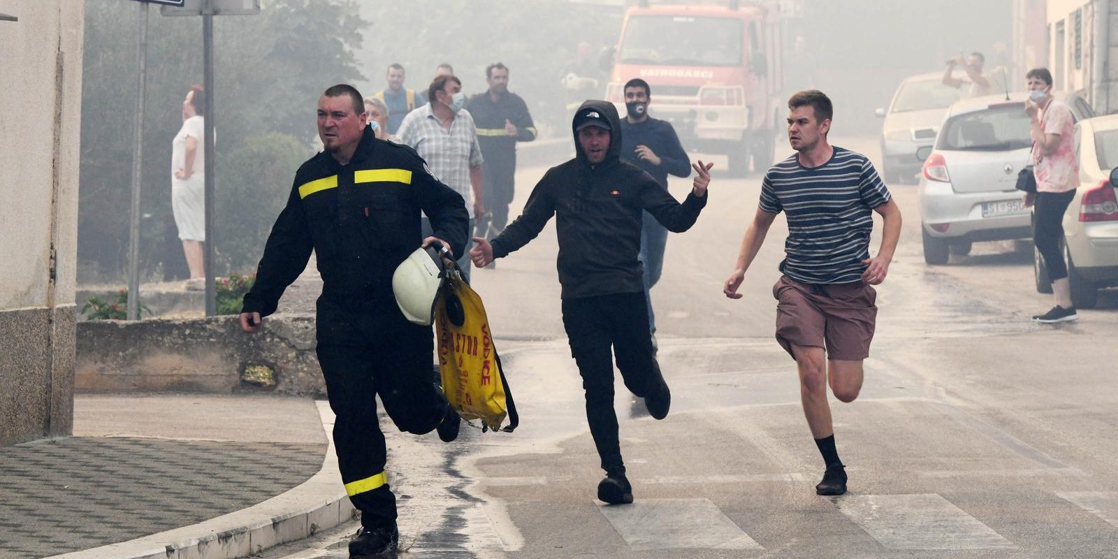 Veliki požar došao do središta Zatona, stanovnici u panici i bijegu