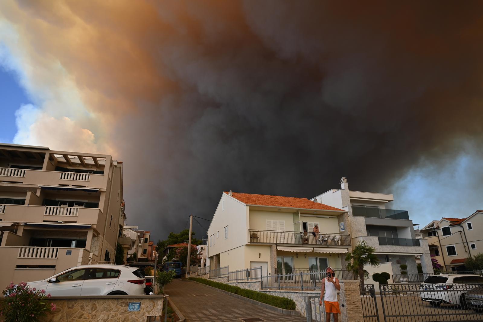 Dalmacija u vatrenoj buktinji, požar se proširio iz okolice Vodica