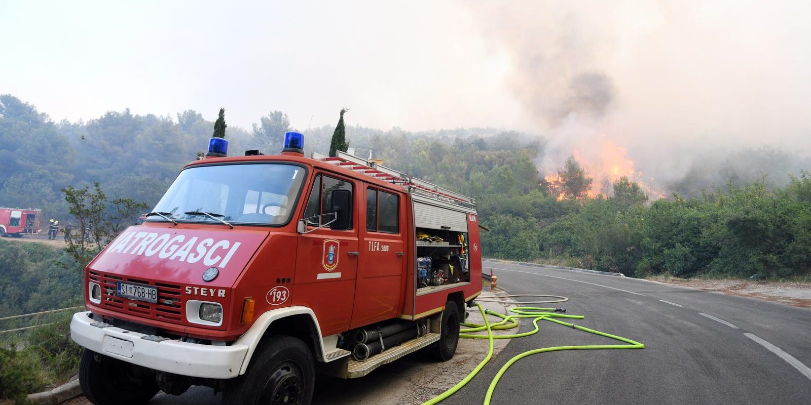 Vatrogasci se bore s vatrenom buktinjom na cesti prema Zatonu
