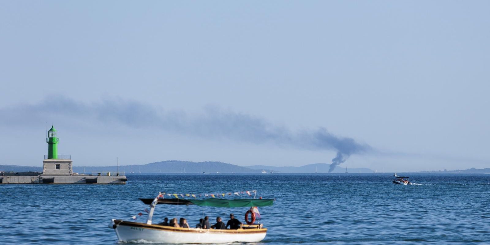 Split: Pogled na požar plovila u Splitskom kanalu