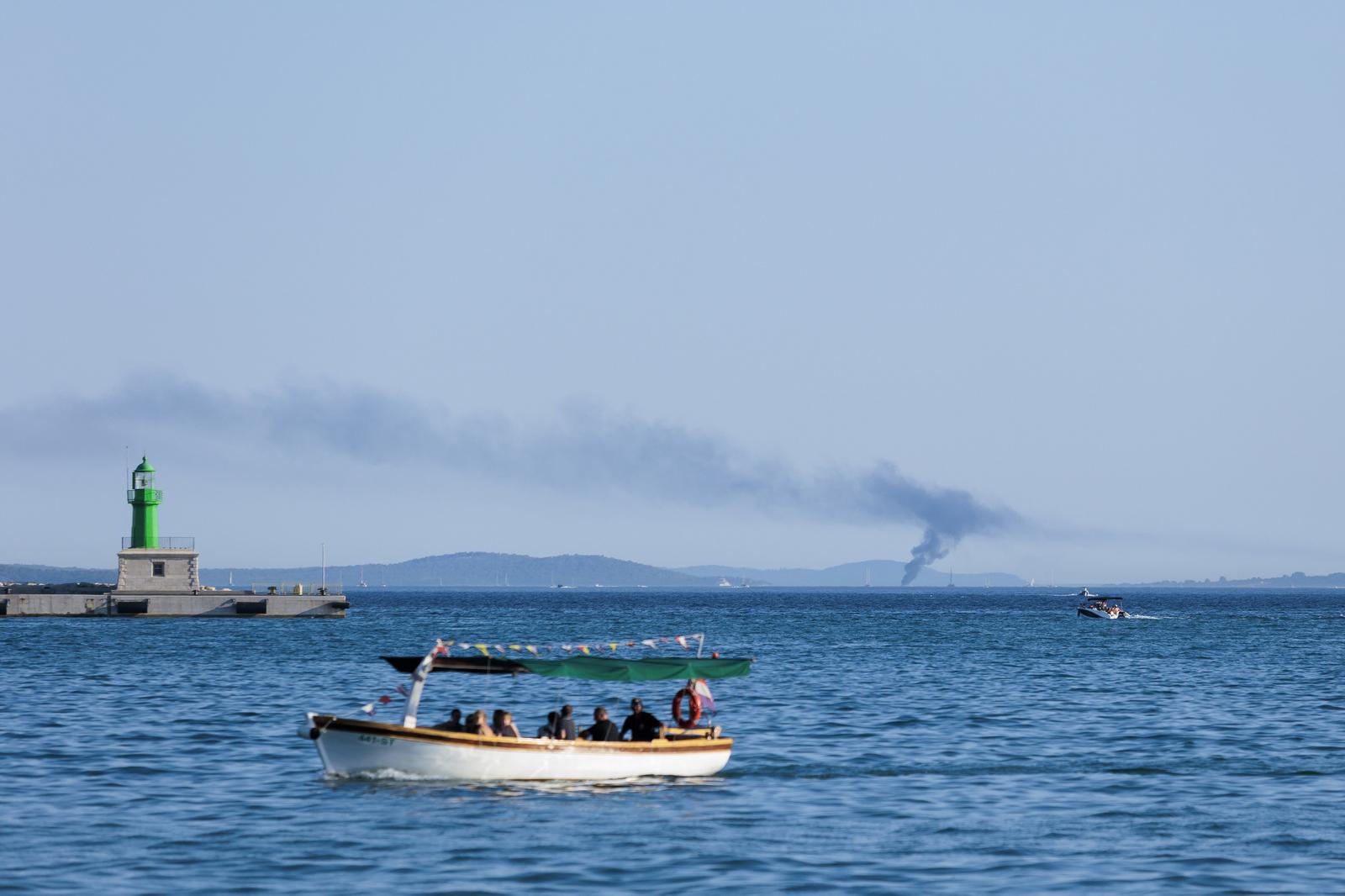 Split: Pogled na požar plovila u Splitskom kanalu