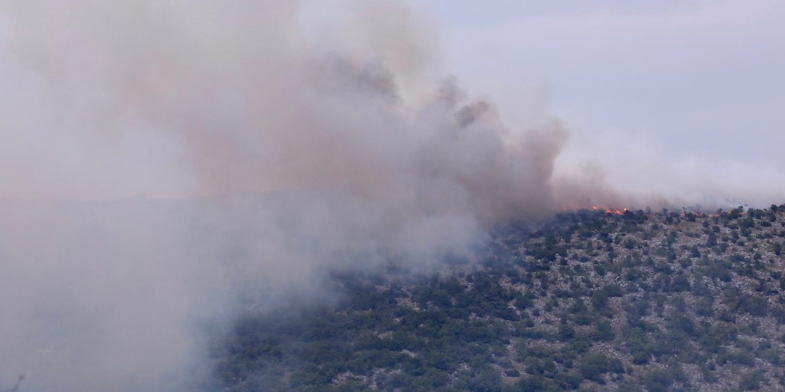 Dugopolje: Nekoliko požara izbilo iznad A1 nakon grmljavinskog nevremena