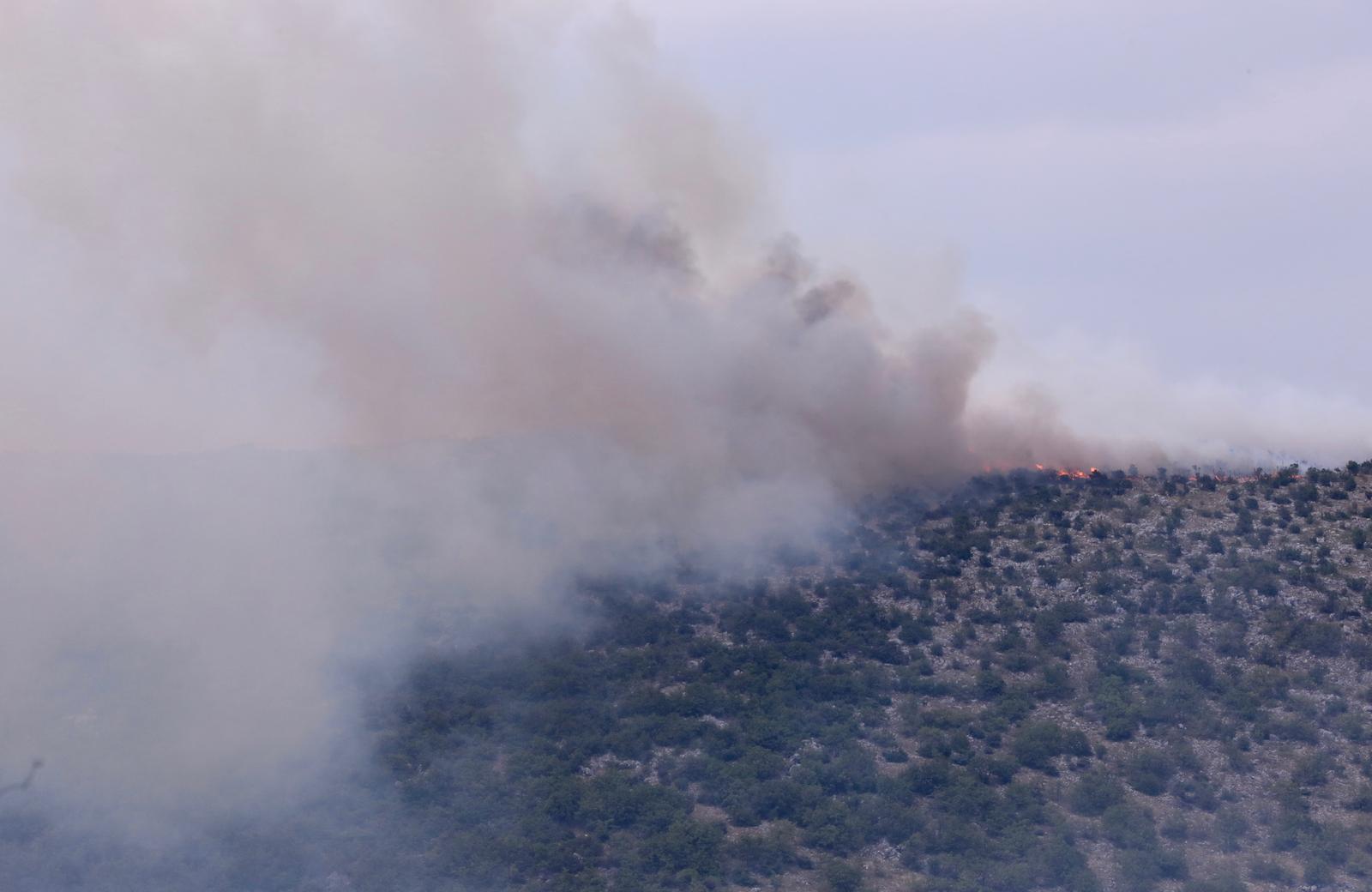 Dugopolje: Nekoliko požara izbilo iznad A1 nakon grmljavinskog nevremena