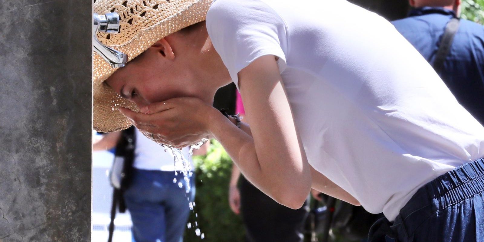 Split: Građani i turisti provode vrijeme u hladovini i traže osvježenje u fontanama