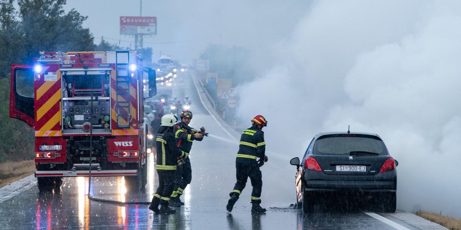 Kod šibenskog mosta zapalio se automobil