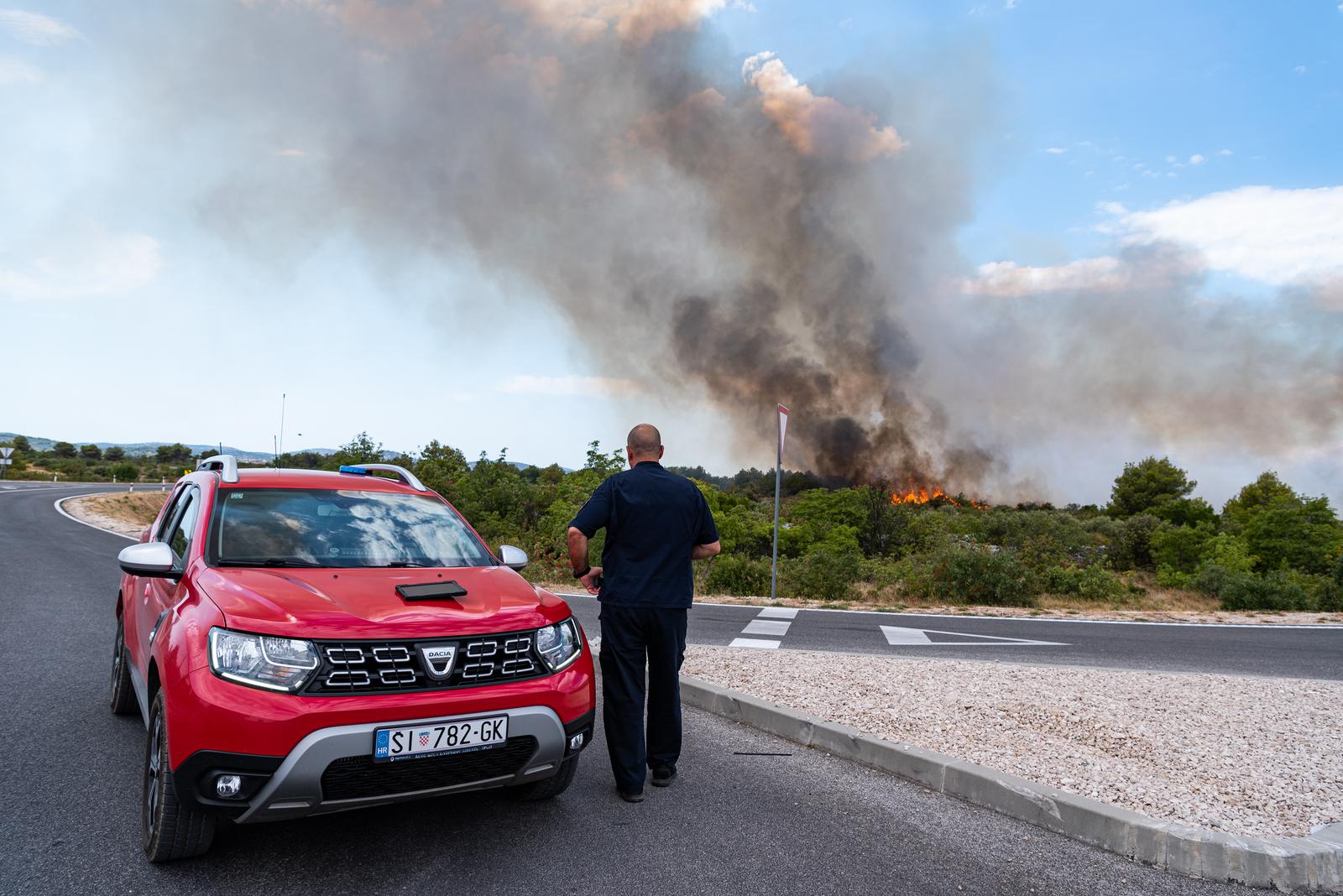 Više požara kod Šibenika, zatvorena vodička obilaznica