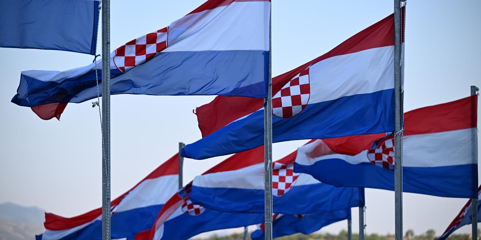 Zastave u Kninu dan uoči 27. obljetnice VRO Oluja.