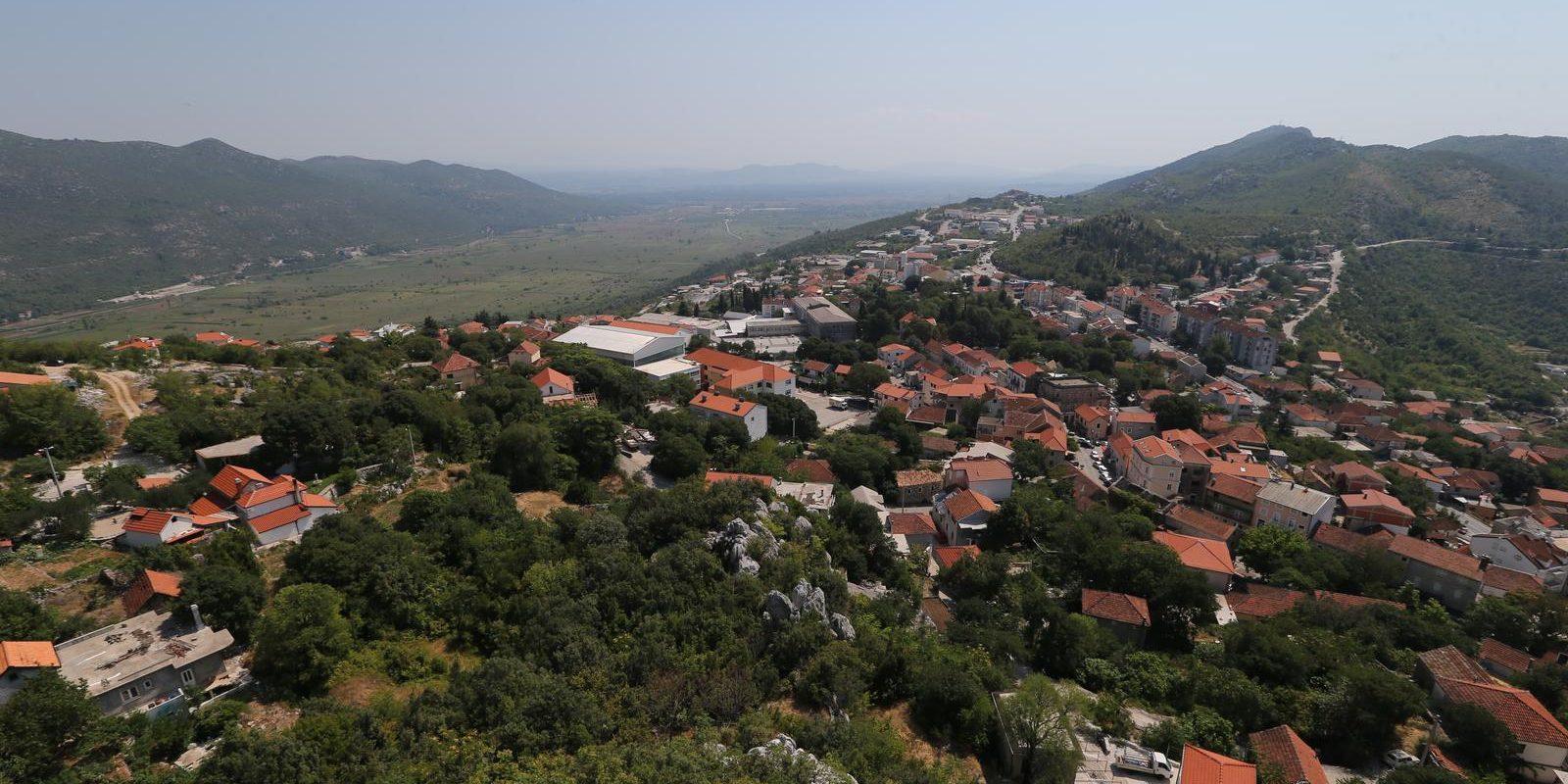 Pogled na grad Vrgorac s tvr?ave Avla i utvrde Gradina