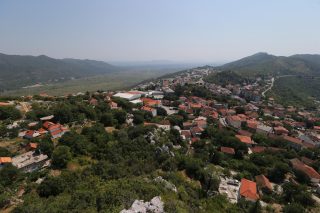 Pogled na grad Vrgorac s tvr?ave Avla i utvrde Gradina