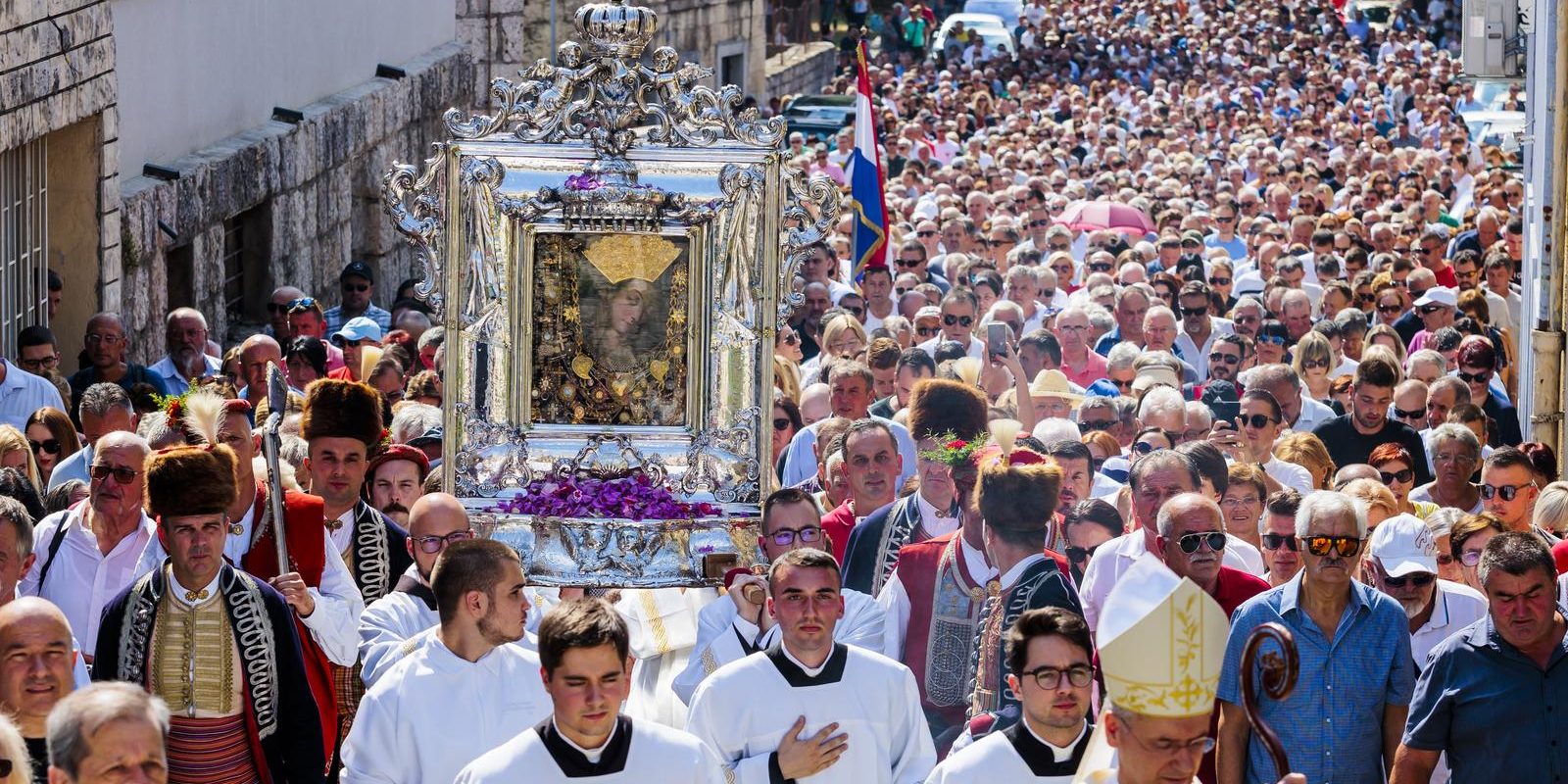 Procesijom i misom obilježena je središnja proslava blagdana Velike Gospe u Sinju