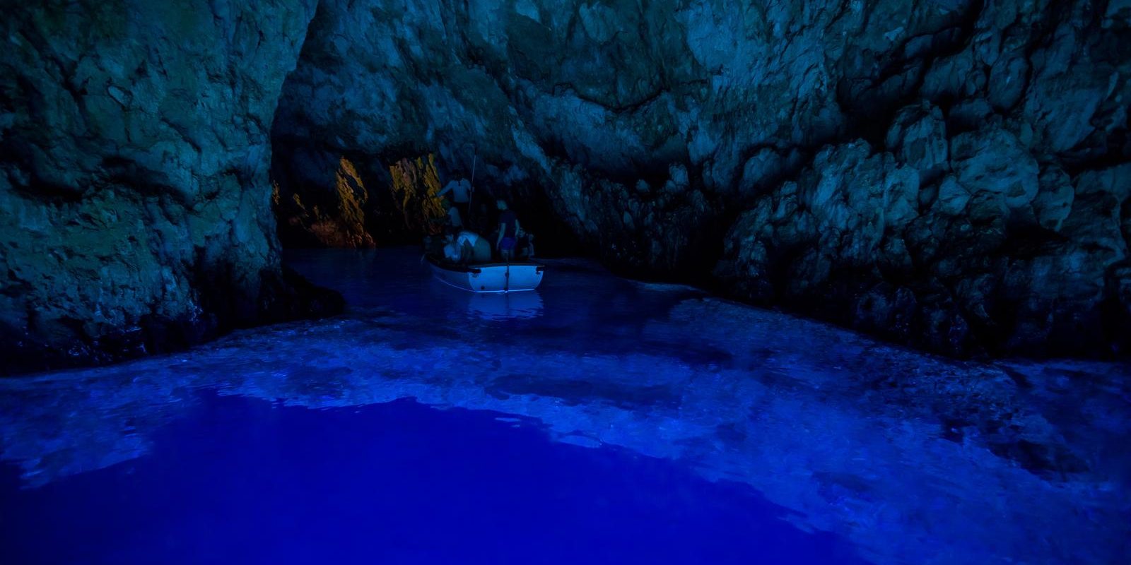 Modra špilja – najpoželjniji turistički izlet u Dalmaciji