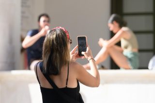 Turisti u Splitu nastoje uslikati svaki detalj  tijekom šetnje gradom