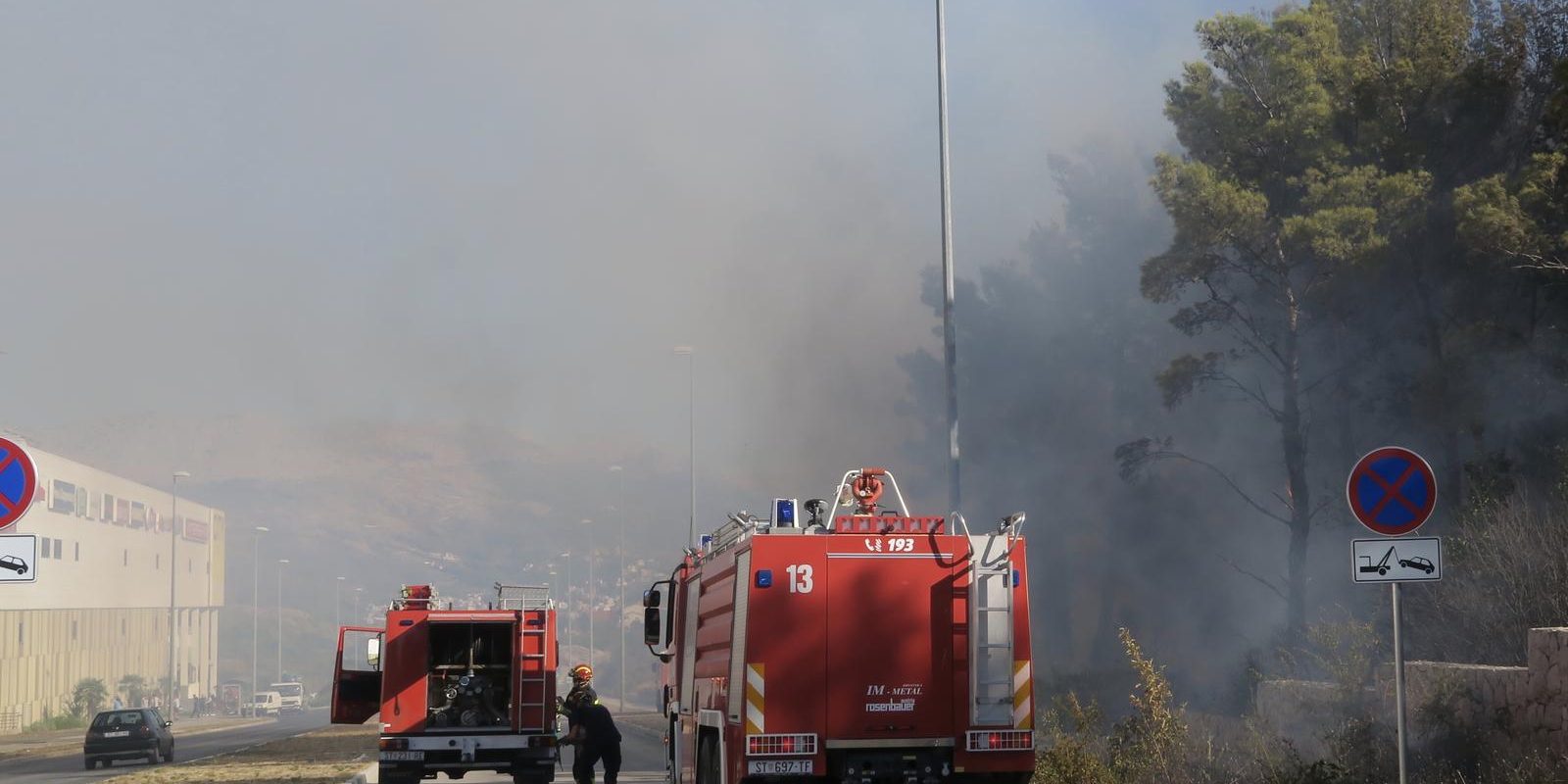 Split: Vatrogasci spriječili širenje požara u borovoj šumi kod City Centra one