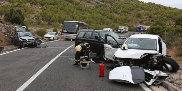 Zbog prometne nesreće prekinut je promet u mjestu Šparadići, sudarila su se tri automobila