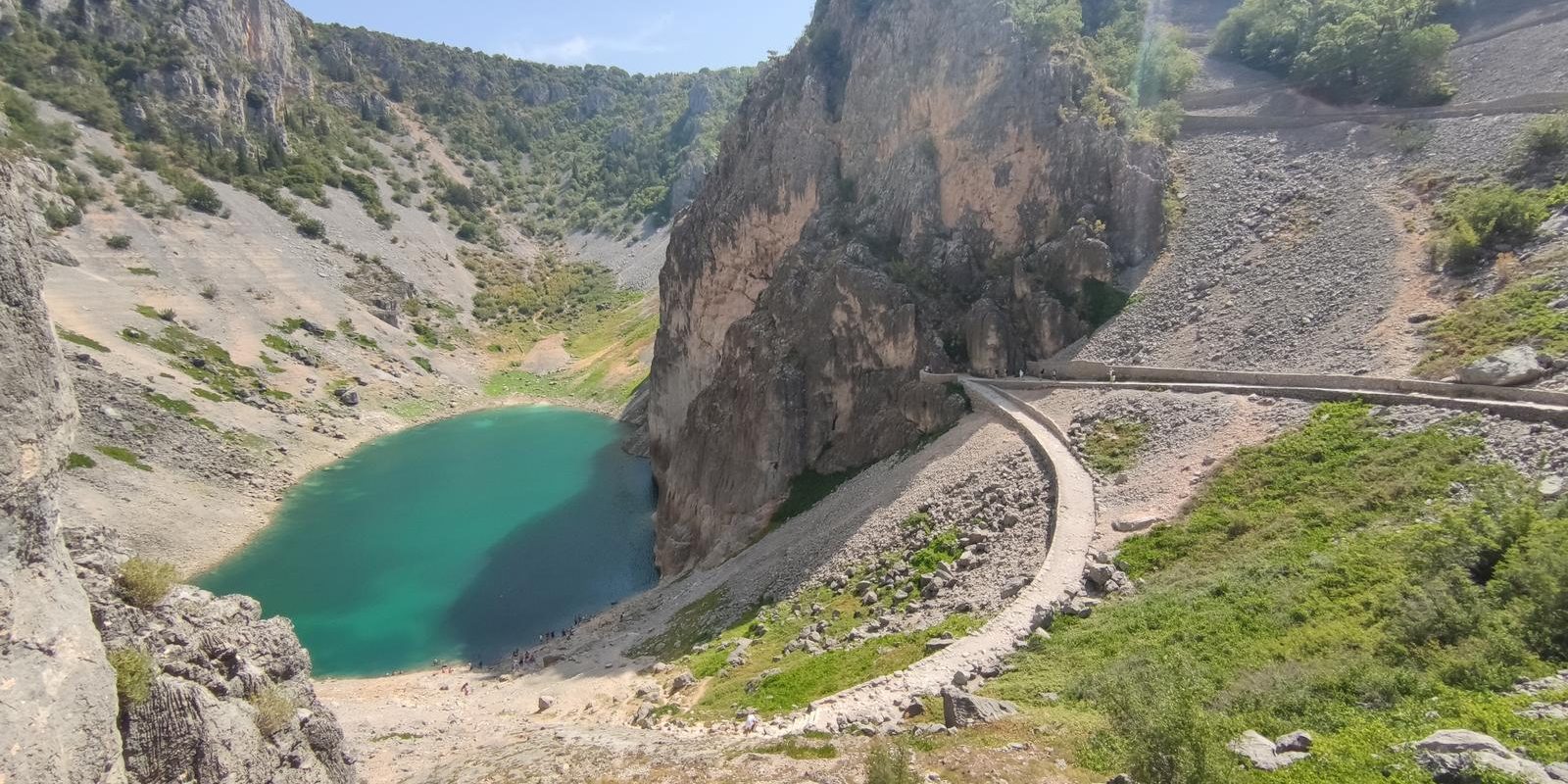 Turisti se kupaju u Modrom Jezeru kod Imotskog