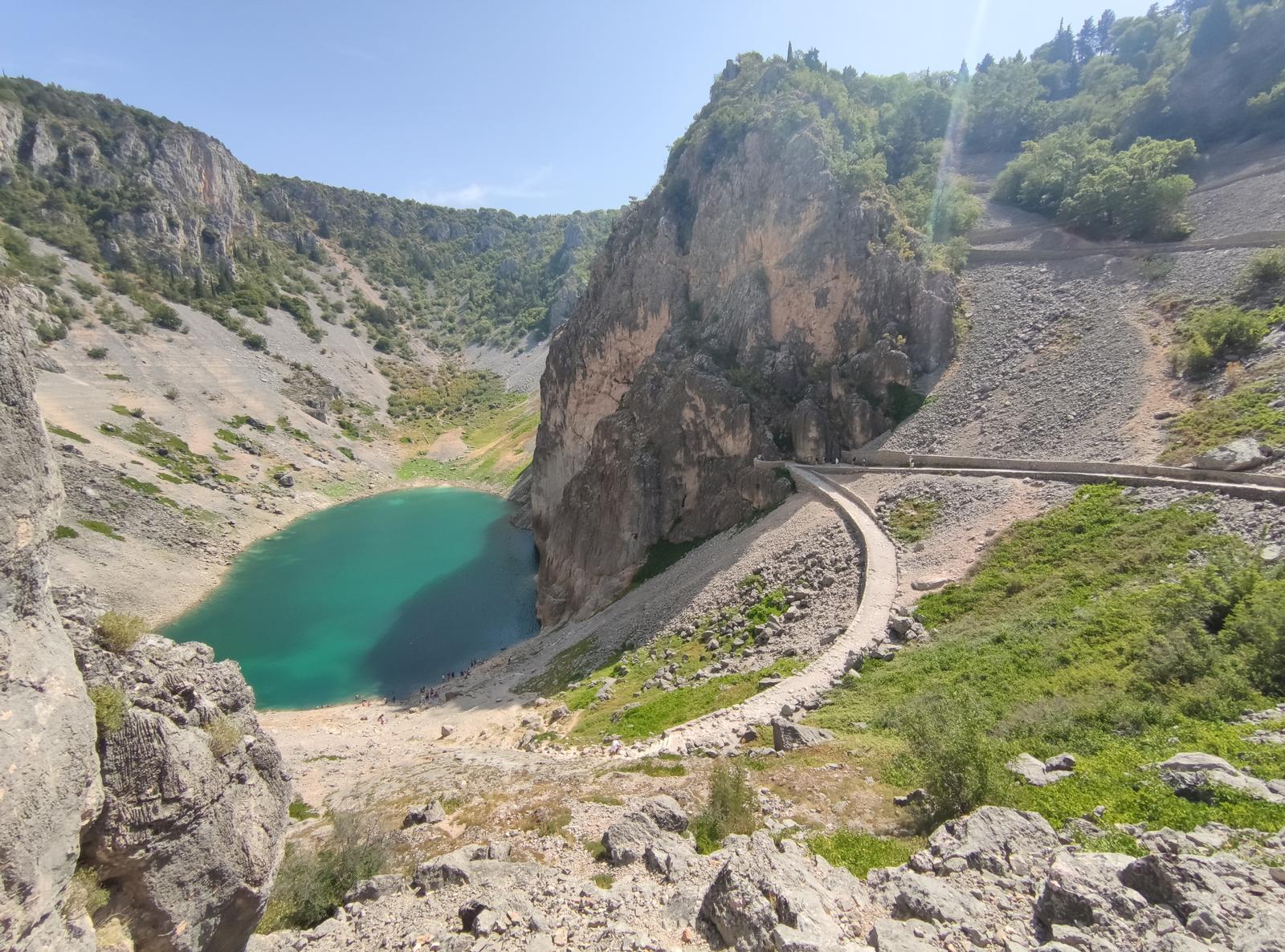 Turisti se kupaju u Modrom Jezeru kod Imotskog