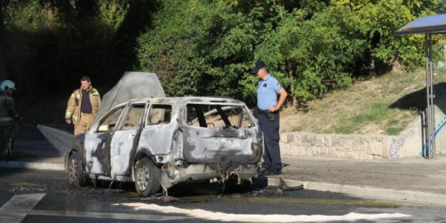 Split: U Ulici Hrvatske mornarice potpuno izgorio automobil