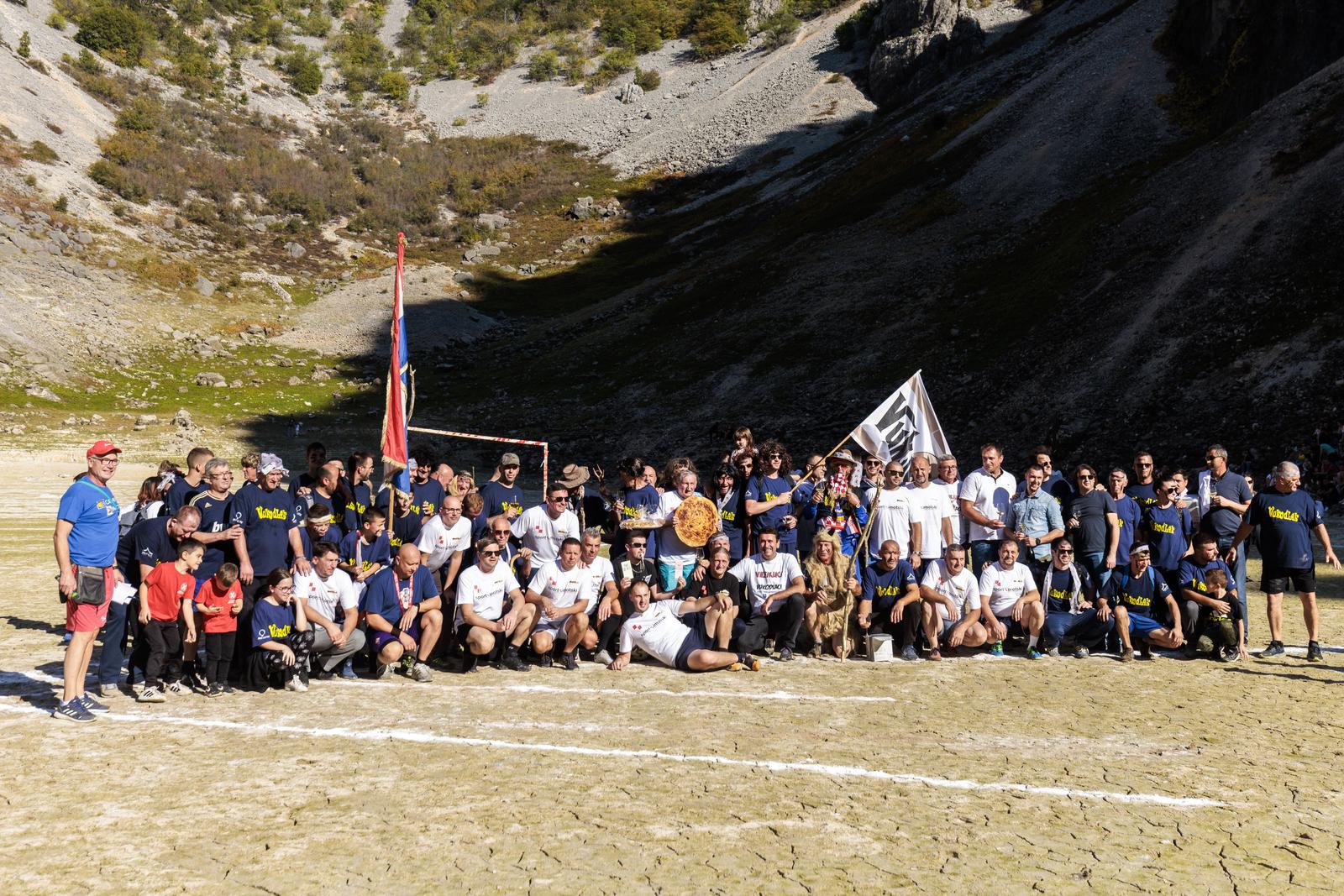 Imotski: Nogometna utakmica na dnu isušenog Modrog jezera između Vukodlaka i Vilenjaka