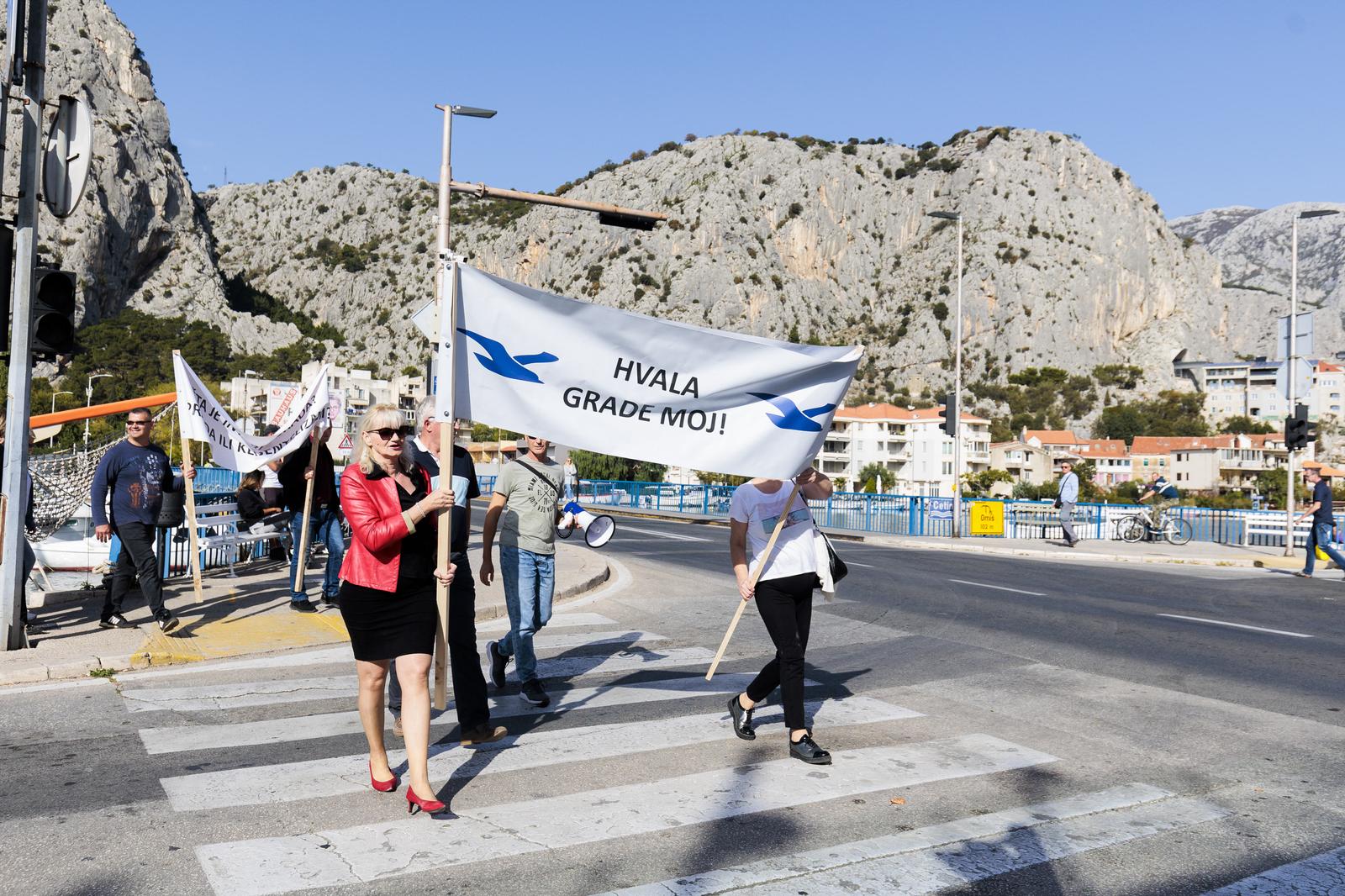 Omiš: Prosvjed radnika tvrtke Galeb ispred zgrade Grada jer nisu dobili koncesiju na kamp