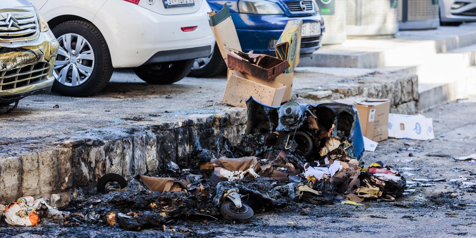 Split: Zbog zapaljenja kontejnera nagorjela dva parkirana automobila