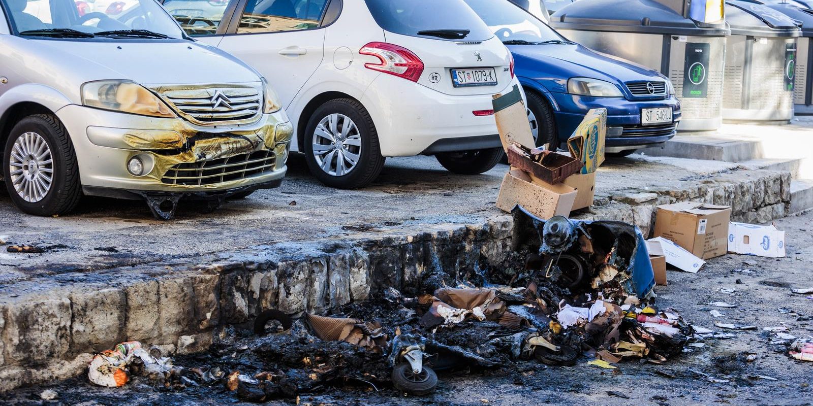 Split: Zbog zapaljenja kontejnera nagorjela dva parkirana automobila